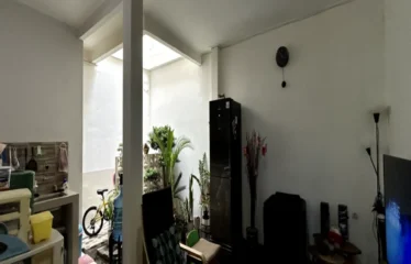 taman di dalam rumah dna ruang keluarga