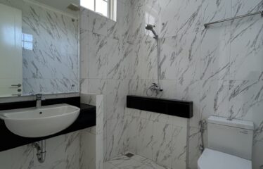 kamar mandi luas bersih