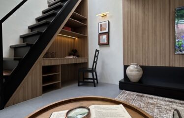 tangga kayu bawah meja belajar