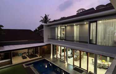 kolam renang di belakang