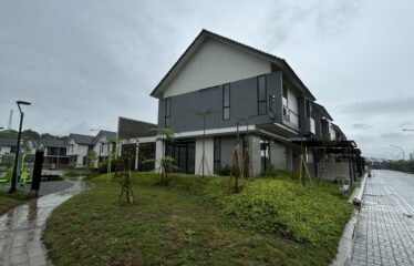 halaman luar sangat luas