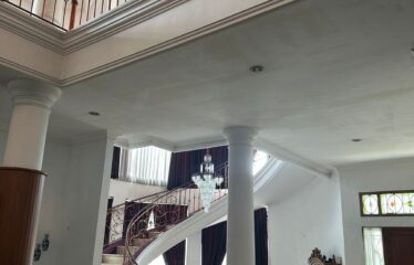 ruang keluarga dan tangga